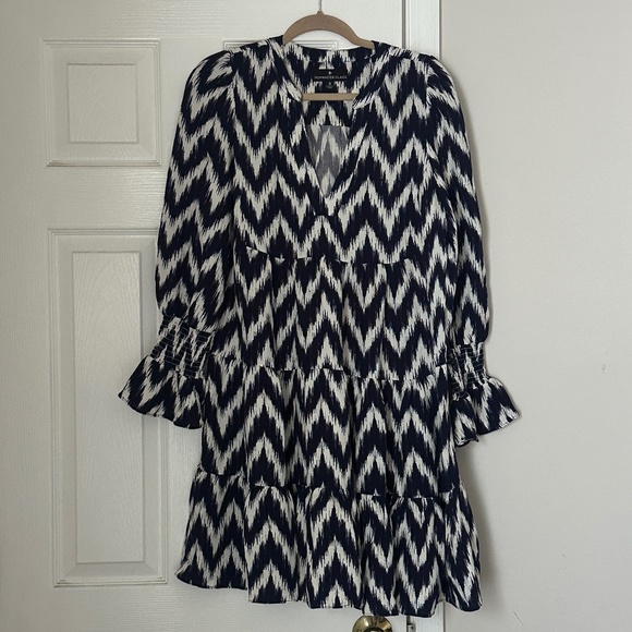 Pomander Place Tuckernuck Navy Ikat Kenzo Dress Size Medium Navy/White Tiered - Picture 2 of 9
